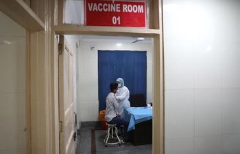 Centro de vacunación en el Hospital de Srinagar, la capital de verano de la Cachemira india.