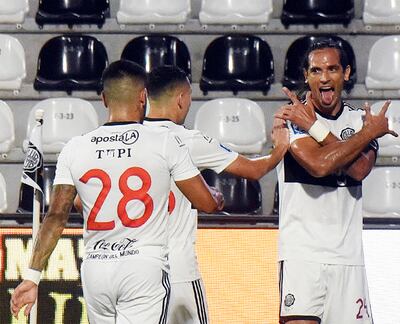 Diego Torres y Jorge Recalde (28) van al encuentro de Roque Santa Cruz, autor de los goles de Olimpia, que se instaló en la punta .