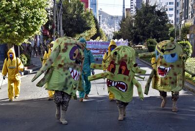 Soldados disfrazados de virus marchan por las calles de La Paz, Bolivia.