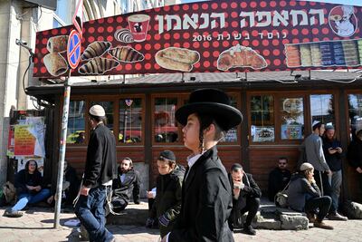 Israel empieza a celebrar el Año Nuevo judío (Rosh Hashaná) este atardecer, y mantiene activado un amplio dispositivo de seguridad ante sospechas de posibles ataques durante la festividad, una de las más relevantes de su calendario religioso, tras semanas de alta tensión con palestinos en Cisjordania ocupada.