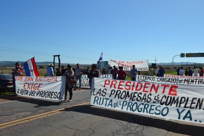 Los ciudadanos autoconvocados y miembros de la Ruta del Progreso cerraron la ruta PY01, en el kilómetro 193, distrito de San Juan Bautista, Misiones.