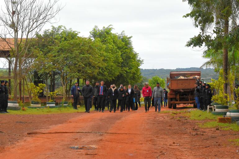Una comitiva municipal con uso de la fuerza tomó posesión del vertedero que estaba arrendada a la empresa de los Echeverría.