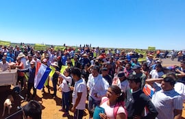 Unas 400 personas se juntaron en la compañía Syryka de esta localidad para repudiar los continuos desalojos registrados en la zona.