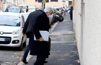 Sergio Mattarella llega a su casa en Roma, Italia.