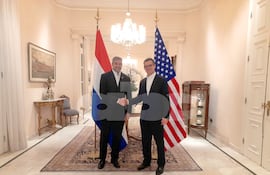 El presidente de Paraguay Mario Abdo Benítez se reunió ayer en Paraguay con David Cohen, subdirector de la Agencia Central de Inteligencia de Estados Unidos (CIA), junto con sus respectivas esposas.