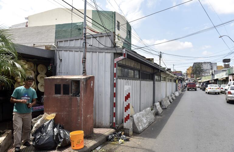 Casillas siguen cerrando gran parte de la calzada de la importante avenida Pettirossi. Deberían haber sido "temporales", pero están hace años.