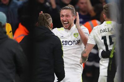 Luke Ayling (C) celebra su agónico gol que le dio ayer la victoria 3-2 al Leeds United ante Wolverhampton.