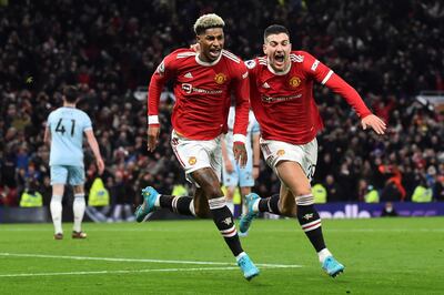 Marcus Rashford (i) le dio el triunfo al Manchester United