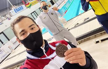 Renato Prono con la presea en el Sudamericano Absoluto de Natación.
