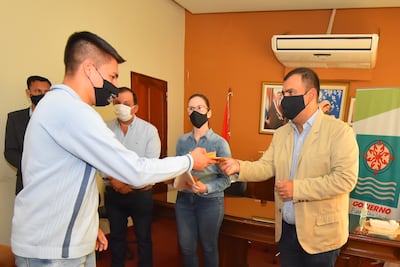 Pedro Díaz Verón entregó el pago de su beca a un estudiante esta mañana.