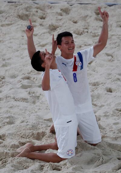 Milciades Medina y Carlos Carballo, tras un gol ante Rusia.