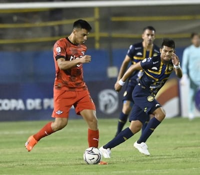 Lorenzo Melgarejo (i) de Libertad y Marcos Riveros (d) de Trinidense.
