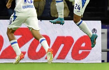 Juan Escobar celebra su gol para el Cruz Azul, que al final cayó 3-1 ante Puebla.