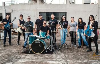 El grupo de rock Reciclaje durante la grabación del videoclip que será estrenado mañana.