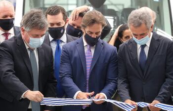 El presidente de Uruguay, Luis Lacalle Pou, inaugura la línea de producción en la planta en la que se ensamblan las Ford Transit, hoy en Montevideo (Uruguay). El país se ubicó entre las cinco naciones con mejores perspectivas económicas y para los negocios, según la fundación Getulio Vargas, de Brasil.
