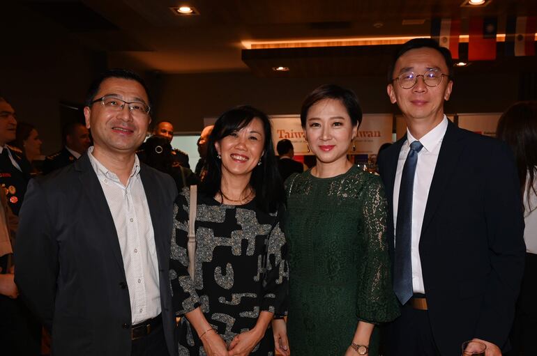 Fernando Chen, Sachi de Chen, Eileen Wang y Benny Lee.