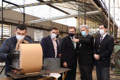 El ministro de Industria y Comercio, Ing. Luis Castiglioni, con el titular de la UIP, Ing. Enrique Duarte, entre otros, hoy durante su visita a la industria Trafopar, en el marco de la celebración de Día de la Industria.