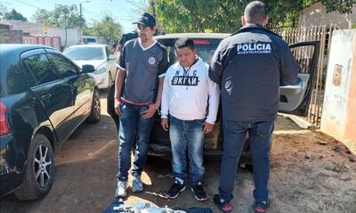 Juan de Dios Aranda Benítez (izq.) y Eudelio Noguera  Palma, luego de ser aprehendidos en Luque.