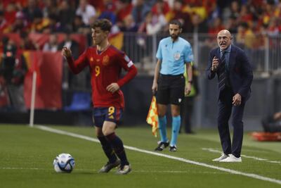 MÁLAGA, 25/03/2023.- El seleccionador de España, Luis de la Fuente (d), durante el partido entre España y Noruega, de la fase de clasificación para la Eurocopa 2024, este sábado en el estadio de la Rosaleda de Málaga. EFE/ Jorge Zapata