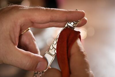 Los relojes también requieren mantenimiento. En general alcanza con pasarles un trapo húmedo, sin olvidar la caja, que está en contacto con la piel.