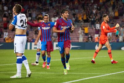 El defensa del Barcelona Sergi Roberto (2d) celebra el cuarto gol de su equipo ante la Real Sociedad durante el partido de LaLiga este domingo en el Camp Nou.