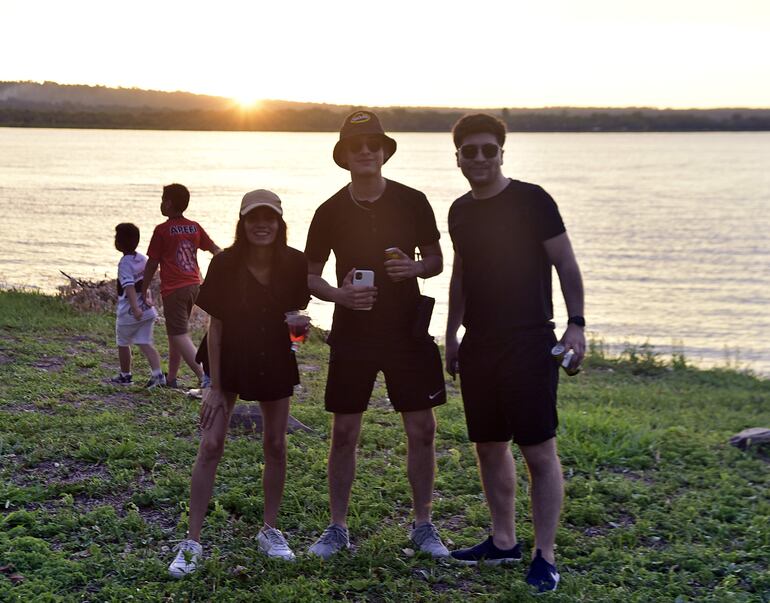 Con el lago de fondo esperando el atardecer.