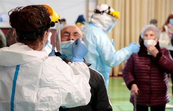 Sanitarios realizan pruebas PCR a adultos mayores.