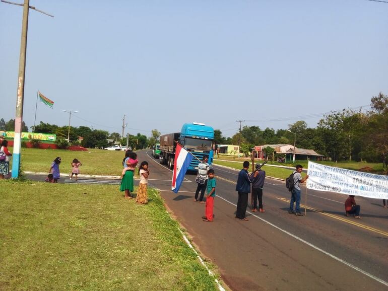 Los manifestantes ponen a niños y madres jóvenes en frente del cierre de ruta.