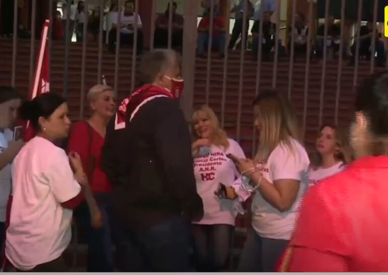 Adherentes del Partido Colorado frente a la sede de la ANR
