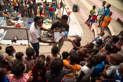 -FOTODELDÍA- AME6092. PUERTO PRÍNCIPE (HAITÍ), 16/06/2021.- Niños reciben información hoy, en un espacio del Centro Deportivo de Carrefour en Puerto Príncipe (Haití). Más de 1.500 personas viven allí desde hace al menos dos semanas, desde que se desató una guerra urbana entre dos bandas por el control de las barriadas de Martissant y Fontamara, en la entrada sur de Puerto Príncipe. EFE/Jean Marc Herve Abelard