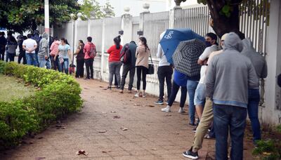 Se estima que el número de desocupados ascenderá a 230.000 para agosto. Los planes de asistencia del Gobierno son apenas paliativos. El país necesita una reactivación económica integral.