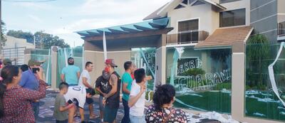 Un  grupo de  ciudadanos de Curuguaty reaccionó contra la brasileña por prohibir a sus empleados hablar en guaraní. Atacaron su vivienda.