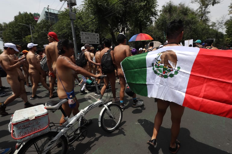 Cientos de personas participan en la primera manifestación "Día al desnudo" hoy, en calles de la Ciudad de México (México).