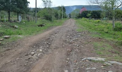 El camino que conduce a la compañía Cerro Corá, rodeada de serranía.