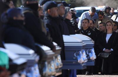 La gobernadora del estado, María Eugenia Campos (d), participa en un homenaje de cuerpo presente a los miembros caídos hoy, en Ciudad Juárez, en el estado de Chihuahua (México). La incertidumbre y el temor persiste en las familias de los reclusos del penal de Ciudad Juárez y en habitantes de la entidad días después del motín que dejó 17 muertos y destapó los lujos, el contrabando millonario y el desgobierno de los penales mexicanos. El pasado 1 de enero, 30 reos se dieron a la fuga tras un motín que dejó 10 custodios y 7 reclusos muertos y culminó con la destitución del director del penal, el traslado de presos a diferentes centros penitenciarios en el país y la llegada de 300 agentes del Ejército mexicano.