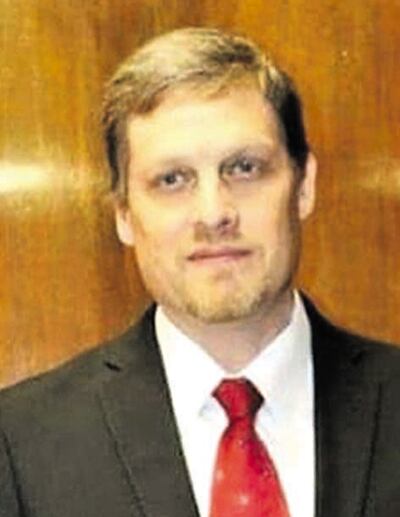 Natalicio Chase, titular de la Essap que sigue figurando como representante legal de una proveedora del Estado.