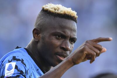 El nigeriano Víctor Osimhen celebra uno de los tres goles que marcó ayer para el Napoli.