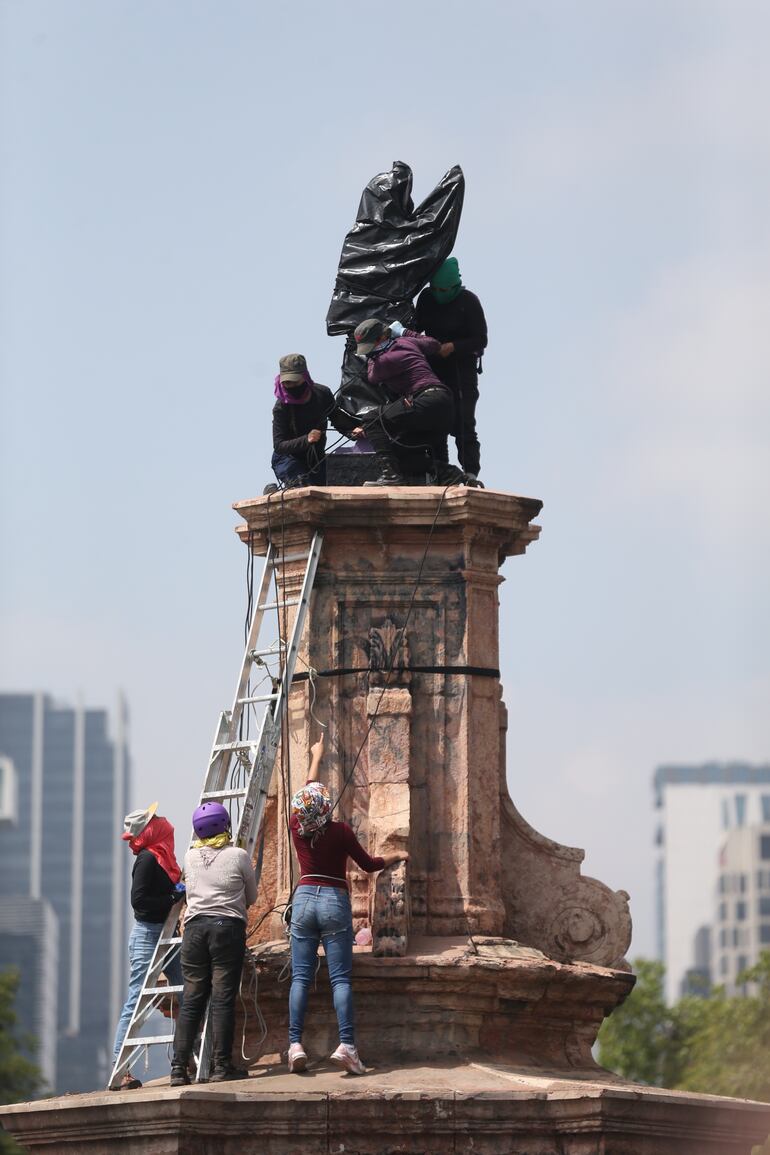 Feministas mexicanas instalan estatua de una mujer donde estaba la de Colón.