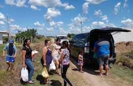 Momento en que las personas solidarias, llegan a la vivienda de Lourdes Ocampos para hacer entrega de los alimentos.