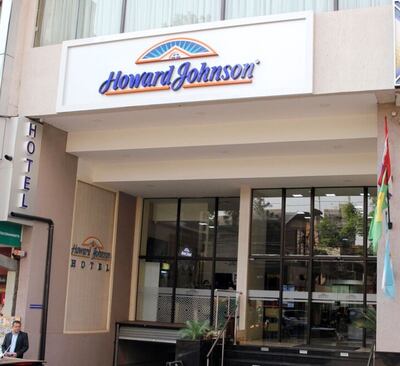 Sobre la avenida Adrián Jara, en pleno microcentro, el complejo Howard Johnson tiene 84 amplias y confortables habitaciones.