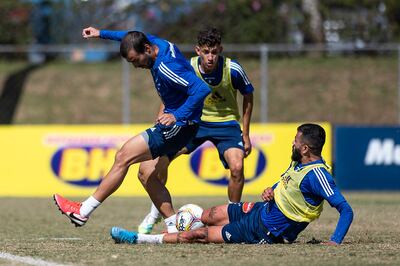 Raúl Cáceres (i) durante el entrenamiento del Cruzeiro.