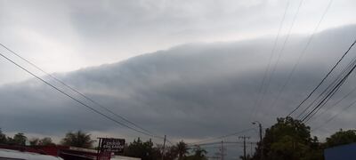 Negros nubarrones comienzan a formarse sobre la ciudad de San Antonio.