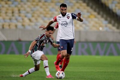Gabriel Texeira (i) de Fluminense disputa un balón con Alberto Espínola de Cerro en el partido de los cuartos de final de la Copa Libertadores entre Fluminense y Cerro Porteño en el estadio Maracaná en Río de Janeiro (Brasil).