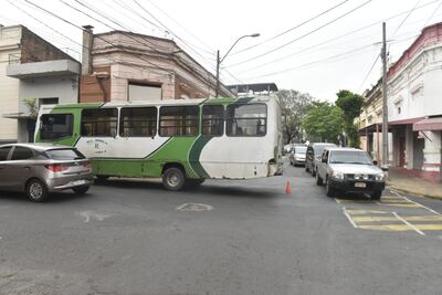 El colectivo obstruye el tránsito principalmente de los vehículos que salen de Iturbe y deben ocupar la bicisenda para desviarlo.