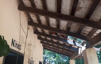 El techo y las paredes tomados por termitas y con grandes agujeros en la escuela 664 Primer Presidente Constitucional del Paraguay, ubicada en Asunción.