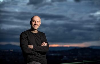 El médico colombiano Carlos Jaramillo, considerado el introductor en Latinoamérica de la "medicina funcional", quien acaba de publicar su tercer libro, "como", una guía de casi 600 páginas, más 20 de bibliografía, para que el alimento se convierta en la mejor medicina de una persona, según reza en su contraportada. El doctor Jaramillo, con más de un millón de seguidores en las redes sociales, quiere hacer que la gente vuelva a ser "dueña de su nutrición", según dice a Efe con motivo del lanzamiento de su nuevo libro.