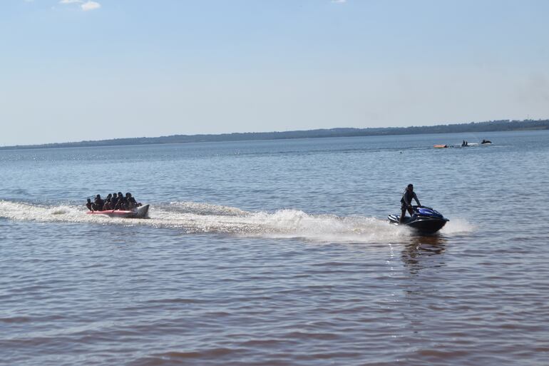 Paseos en “bananas”, una divertida opción de disfrute del verano encarnaceno en la playa San José.