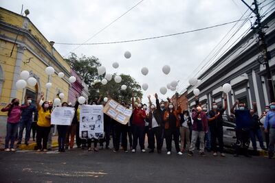 Manifestación frente al diario ABC Color en recordación a los compatriotas fallecidos y en protesta contra la inoperancia del gobierno.