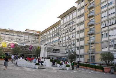 La estatua de Juan Pablo II dentro del hospital Gemelli donde el Papa Francisco fue sometido a una cirugía de colon programada el 4 de julio, en Roma, Italia.