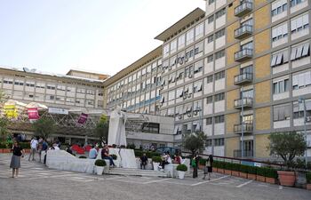 La estatua de Juan Pablo II dentro del hospital Gemelli donde el Papa Francisco fue sometido a una cirugía de colon programada el 4 de julio, en Roma, Italia.